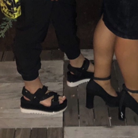 GUESS Velcro Strap Platforms✖️ - Picture 2 of 6